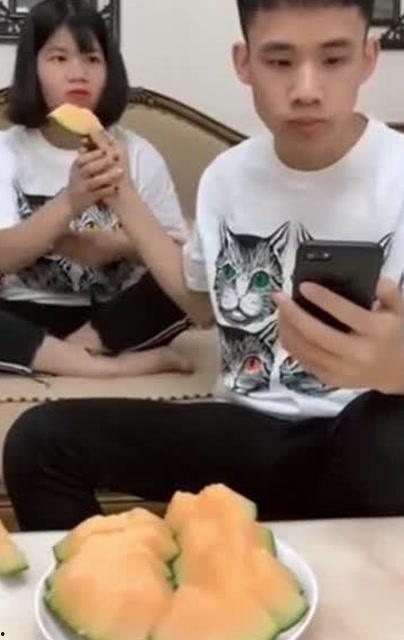 喂吃瓜搞笑视频,带你领略欢乐时光