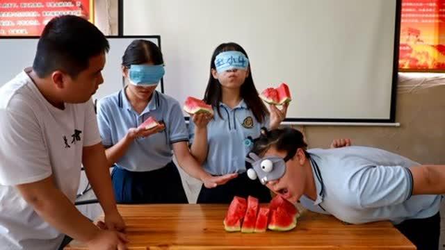 吃瓜比赛蒙眼,挑战味觉极限，谁将成为瓜王？