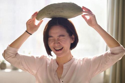 小姐姐吃贝贝瓜,小姐姐畅享贝贝瓜美味