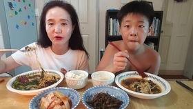 母子抢瓜吃,温馨瞬间定格